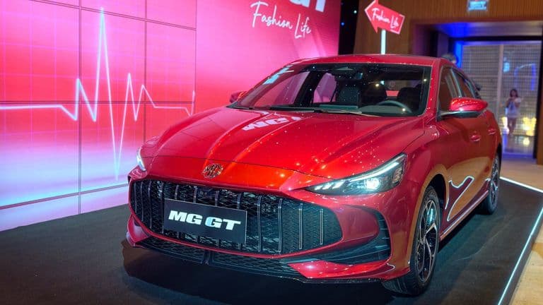 Thay vì kiểu dáng sedan truyền thống như bản tiền nhiệm, MG GT lột xác theo phong cách fastback coupe trẻ trung. Phần mái xe được vuốt thấp dần về phía sau nối liền với cốp, tạo nên phom dáng thanh thoát của một mẫu xe thể thao bốn cửa.