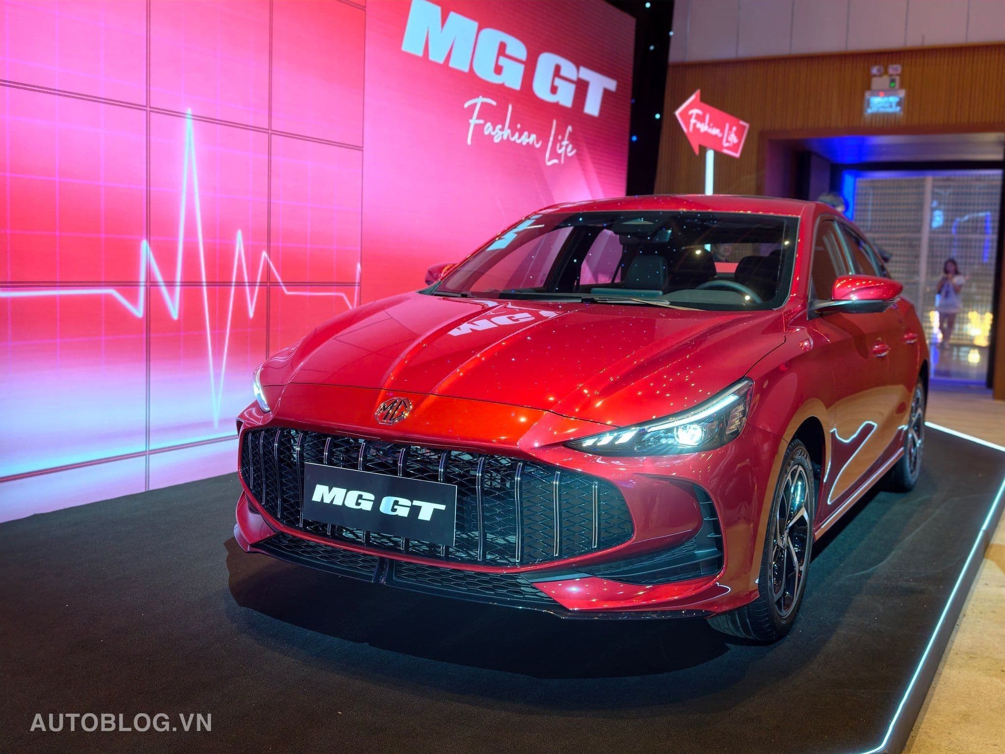 Thay vì kiểu dáng sedan truyền thống như bản tiền nhiệm, MG GT lột xác theo phong cách fastback coupe trẻ trung. Phần mái xe được vuốt thấp dần về phía sau nối liền với cốp, tạo nên phom dáng thanh thoát của một mẫu xe thể thao bốn cửa.