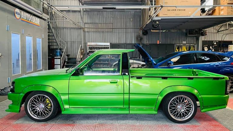 Bán tải Mazda B2200 đời 'cổ lỗ sĩ' độ 300 triệu đồng tại Việt Nam