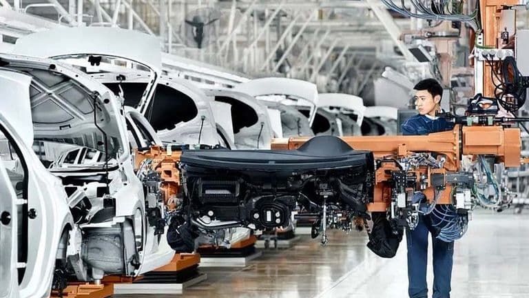 Volkswagen Việt Nam đưa khách hàng tham quan nhà máy SAIC Volkswagen tại Thượng Hải