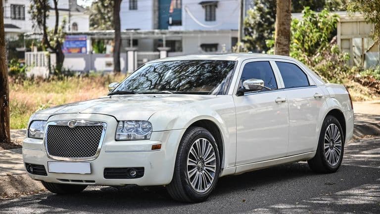 Triệu hội loạt xe Jeep, Ram, Dodge và Chrysler hơn 15 năm tuổi tại Việt Nam