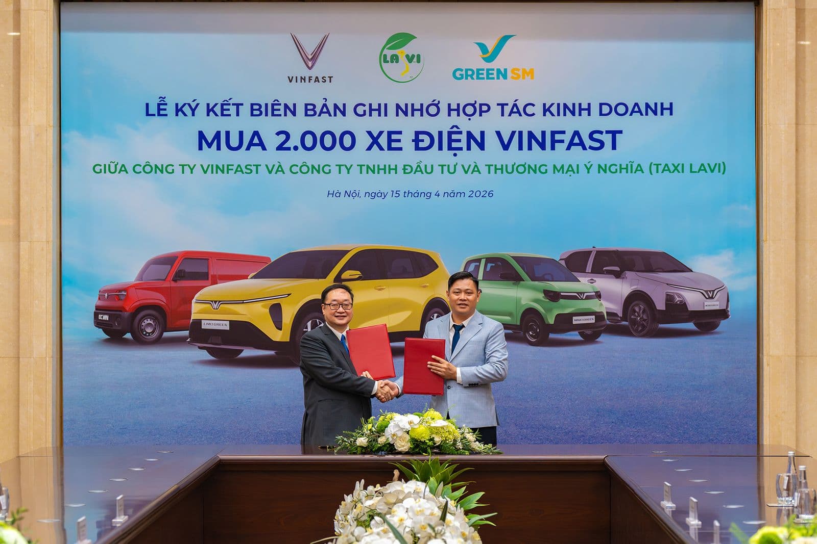Taxi Lavi thanh lý toàn bộ xe xăng, mua 2.000 xe điện VinFast