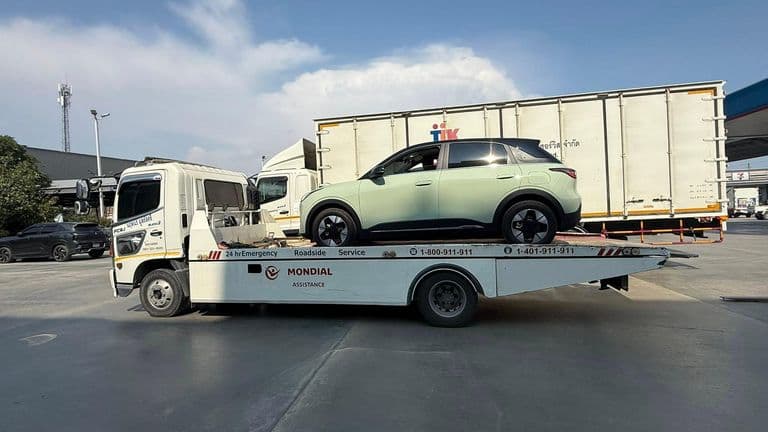 Geely EX2 'bục' két nước vì đá văng, rủi ro từ thiết kế lạ?