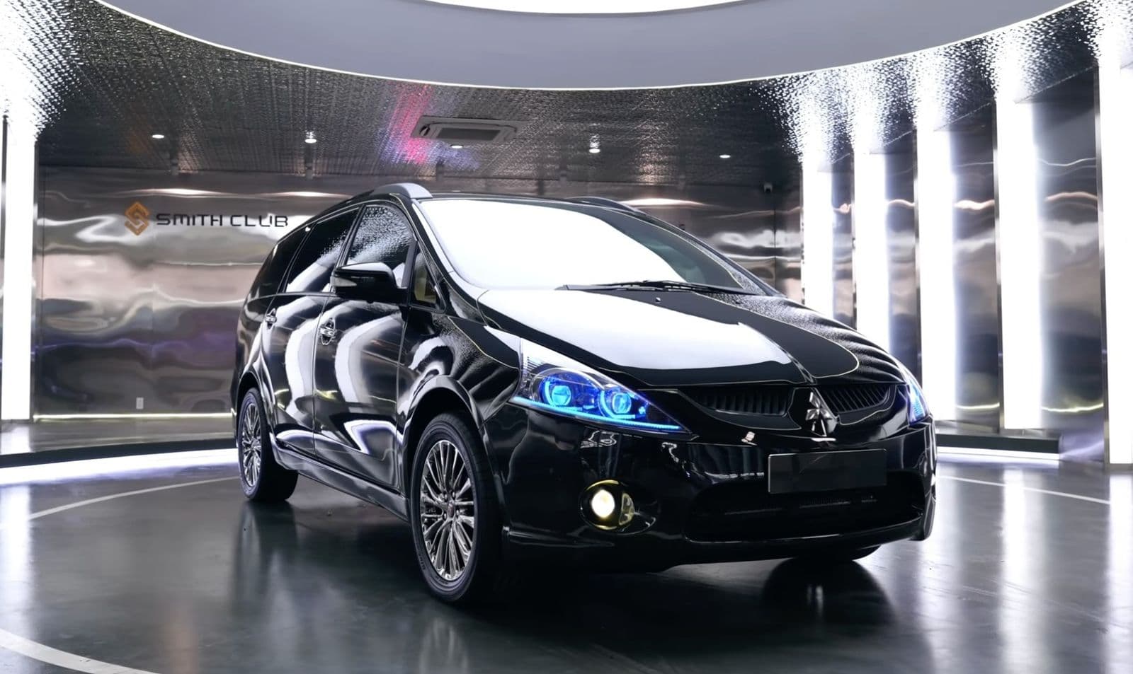 Mitsubishi Grandis 15 năm tuổi 'tân trang' như xe đời mới