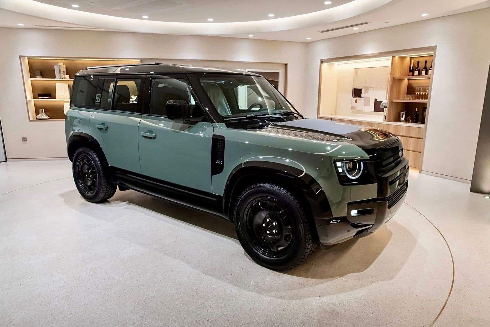 Land Rover Defender Trophy có giá niêm yết 7,5 tỷ đồng tại Việt Nam