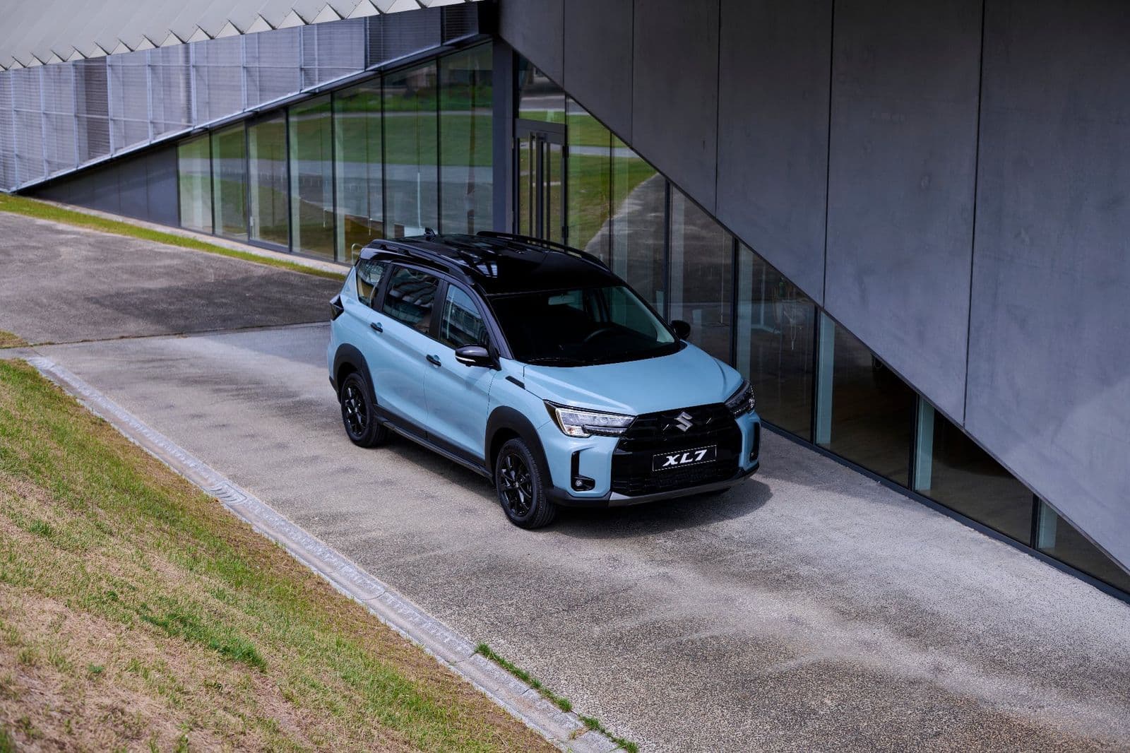 Suzuki XL7 ra mắt Việt Nam, giá từ 569,9 triệu đồng