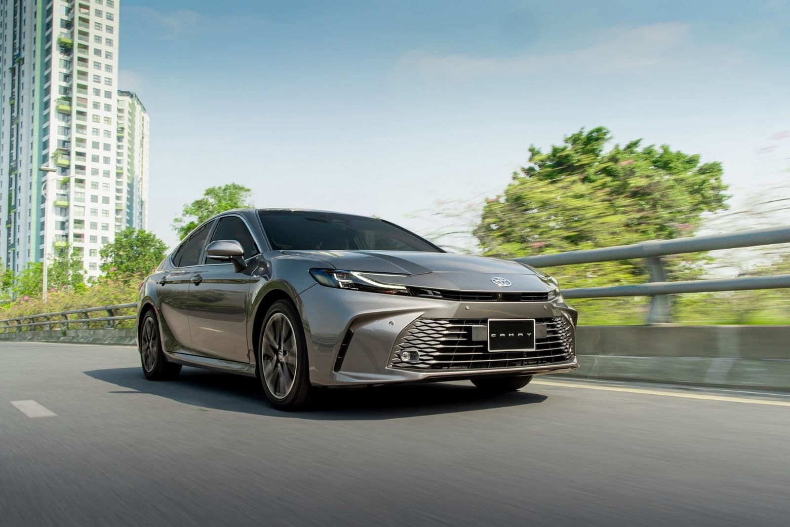Toyota Camry Hybrid giảm 140 triệu đồng