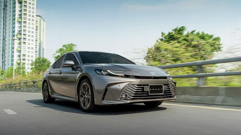 Toyota Camry Hybrid giảm 140 triệu đồng