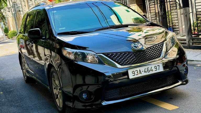 Toyota Sienna SE (2010–2011): Chọn xe nhập Mỹ 15 năm tuổi hay Kia Carnival "lướt"?