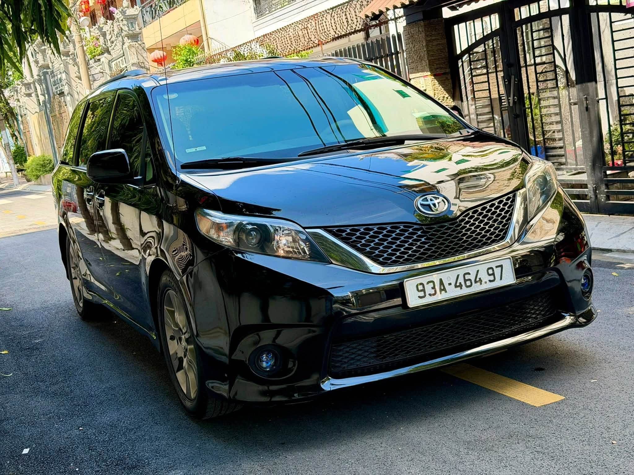 Toyota Sienna SE (2010–2011): Chọn xe nhập Mỹ 15 năm tuổi hay Kia Carnival "lướt"?