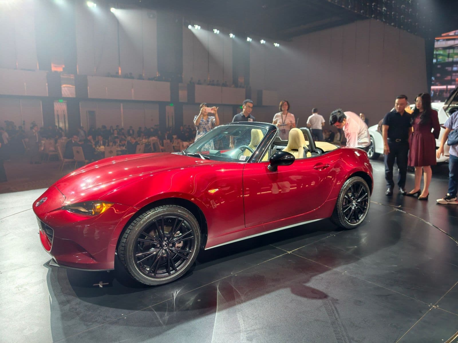 Mazda MX-5 gây bất ngờ với giá bán chỉ từ 1,339 tỷ đồng