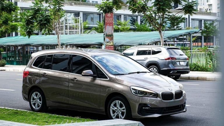600 triệu chọn 7 chỗ BMW 218i  đã 7 tuổi có bị 'hớ'?