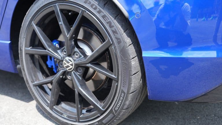"Bào" lốp Bridgestone Potenza Adrenalin RE005 tới cực hạn tại Việt Nam