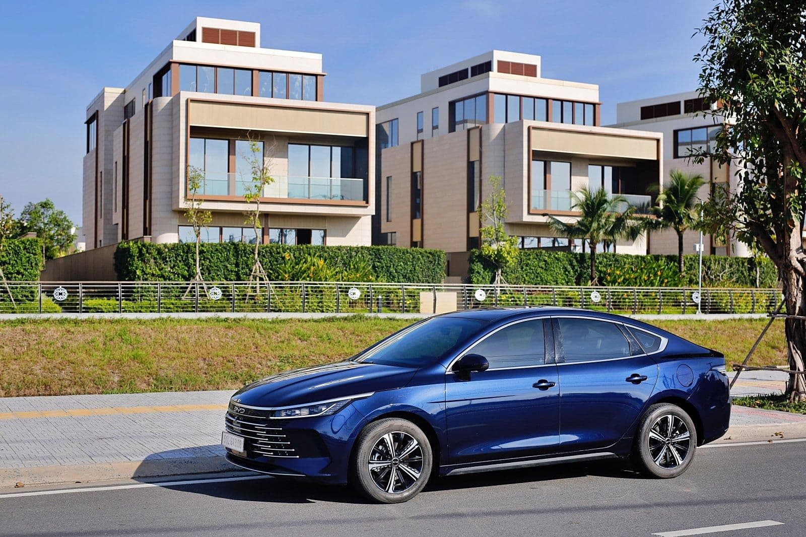 BYD Seal 5 - sedan lái giống điện, tiện như xăng