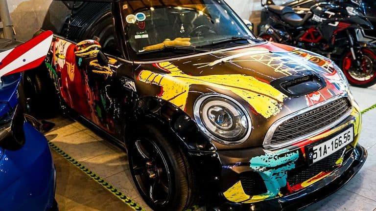 Giải mã sức hút xe MINI Cooper dù giá đắt - đời cũ hay mới đều 'cuốn'
