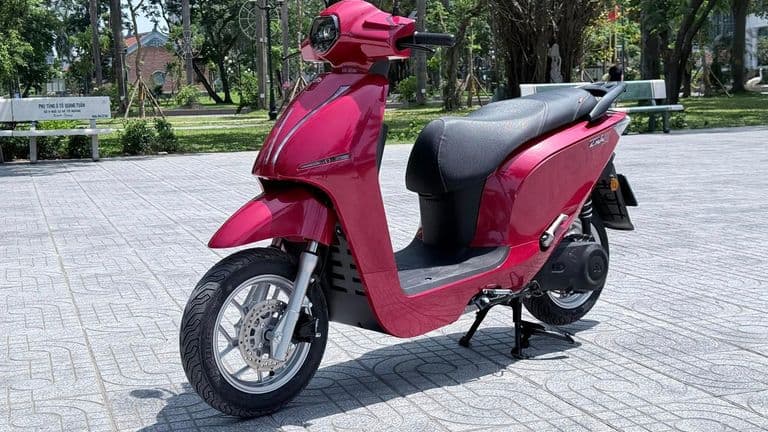 Thực tế Dat Bike Era: Cốp "khủng" 50L, sạc 15 phút đi 30 km, giá từ 29,9 triệu đồng