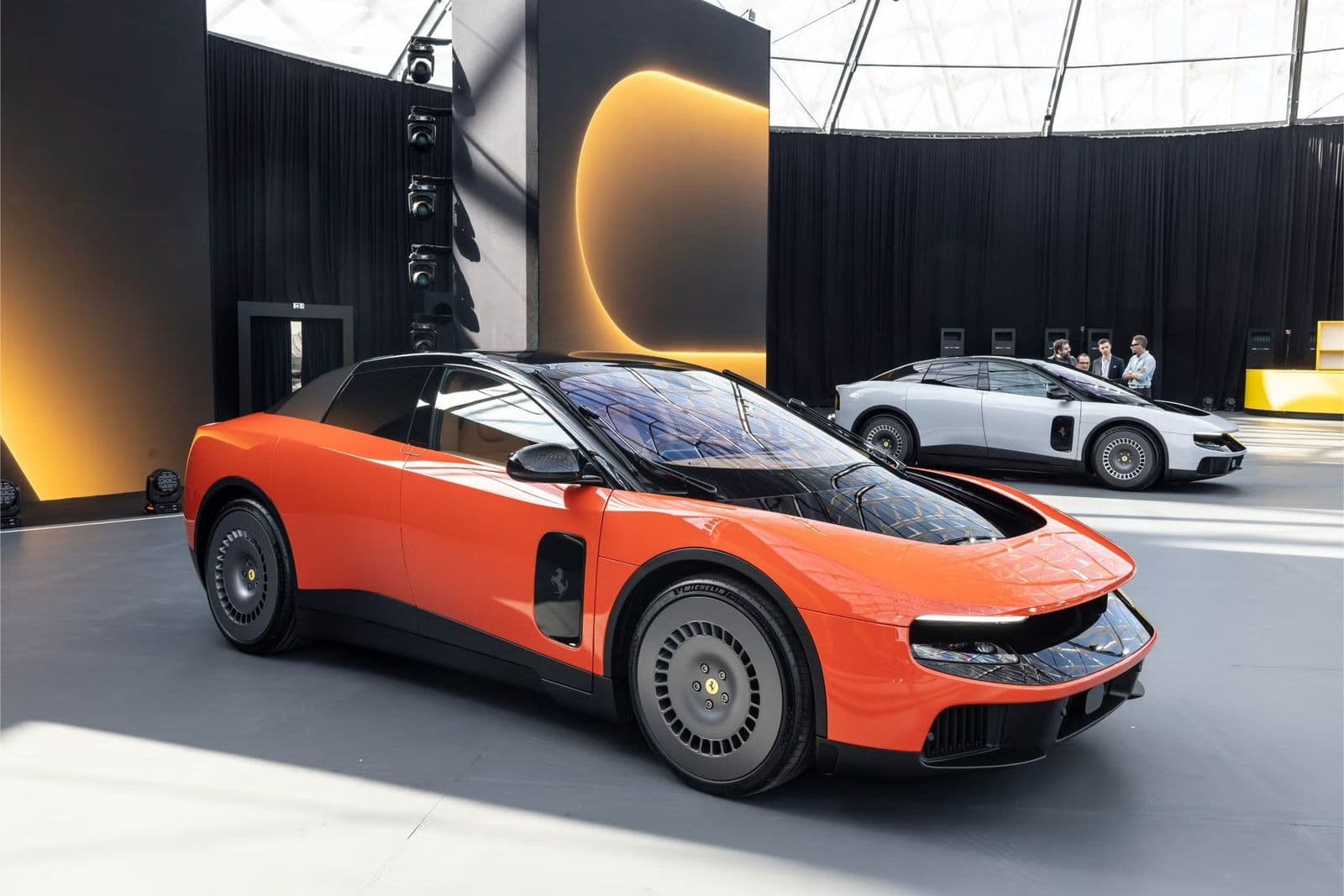 Xe điện Ferrari Luce: chống lại cả thế giới "màn hình", phá vỡ quy chuẩn điện hóa