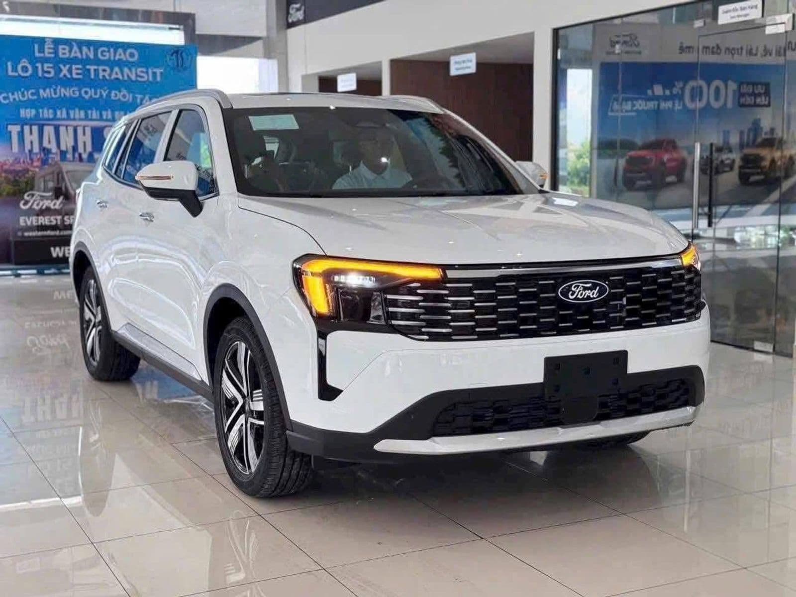 Ford Territory giảm giá, bản tiêu chuẩn còn 739 triệu