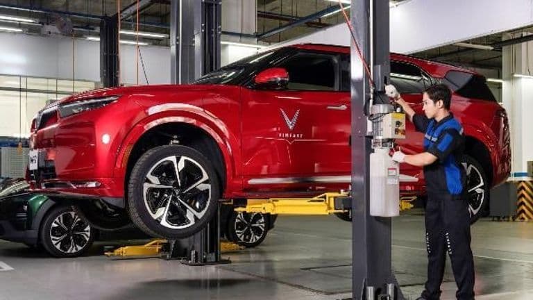 Giá xăng biến động, ô tô điện trở thành lời giải tiết kiệm cho khách Việt