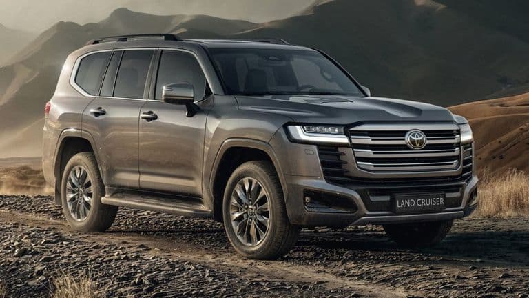 Toyota Land Cruiser LC300 hybrid nhận cọc tại Việt Nam