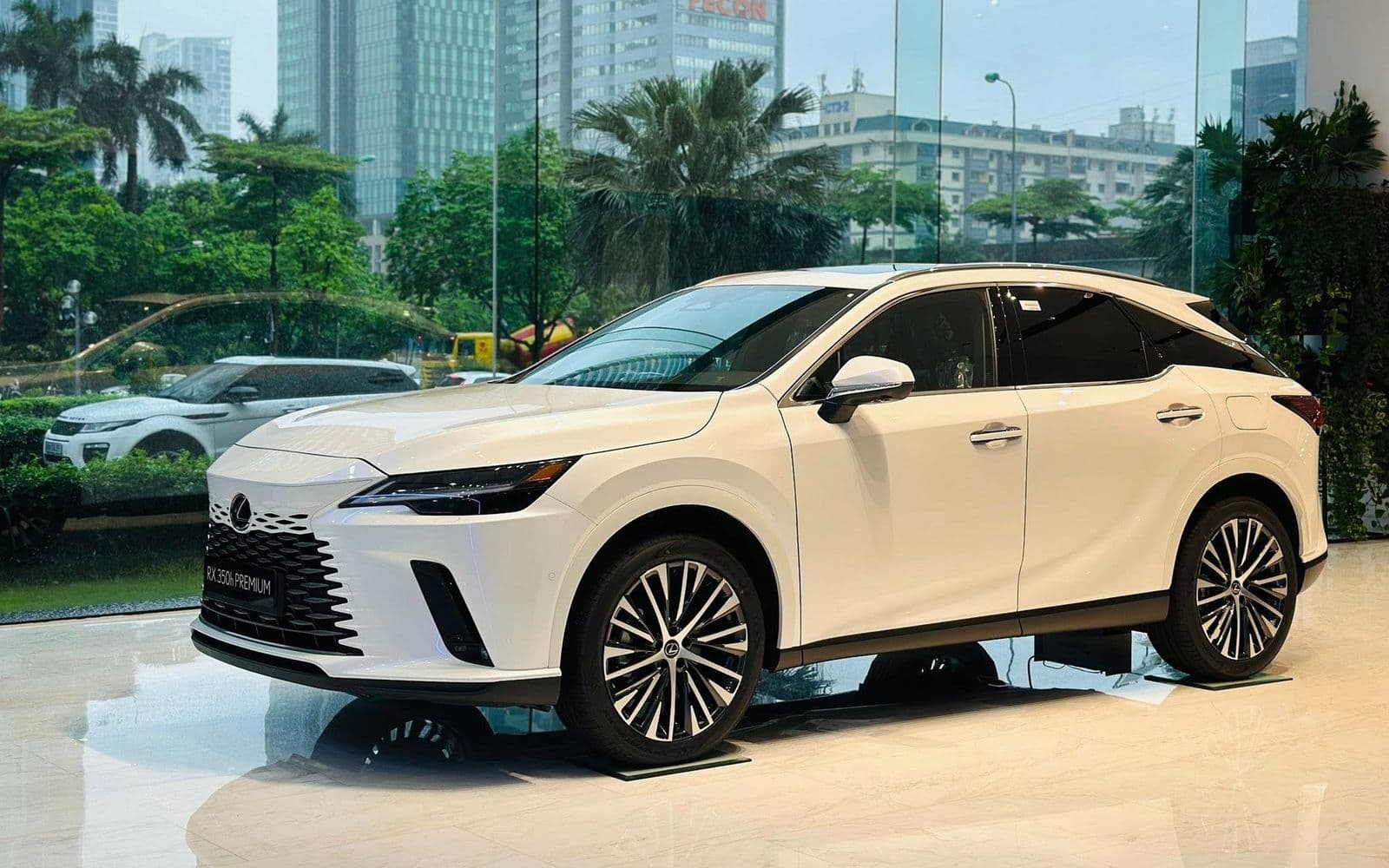 Lý do Lexus giảm giá loạt xe hybrid tại Việt Nam?