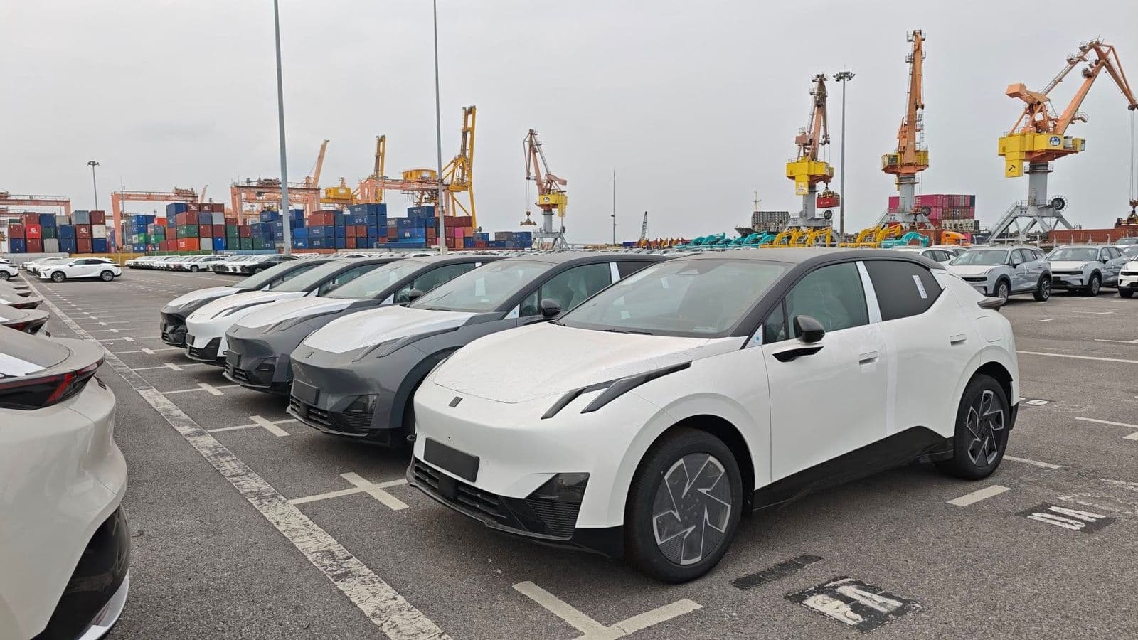 Lynk &amp; Co 02 xuất hiện tại Việt Nam, xe điện ngang giá Toyota Corolla Cross