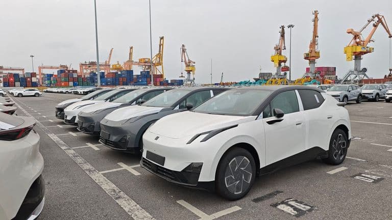 Lynk &amp; Co 02 xuất hiện tại Việt Nam, xe điện ngang giá Toyota Corolla Cross