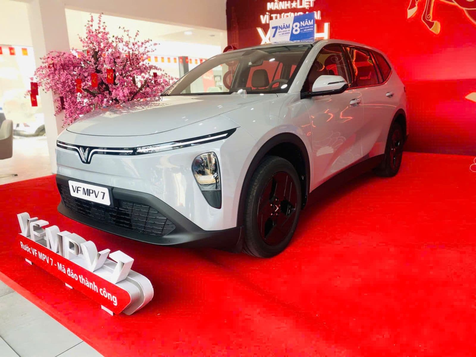 Qua đại lý ngắm thực tế em VF MPV 7, bỏ thêm 70 triệu có đáng không nhỉ?