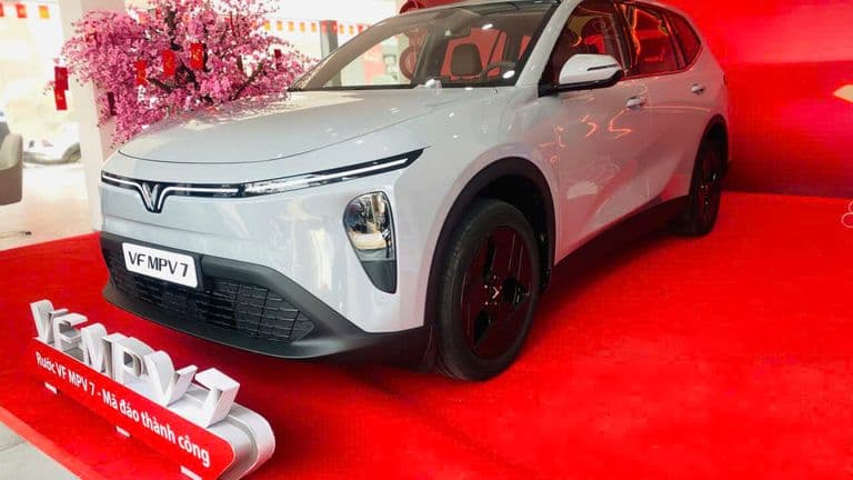 Qua đại lý ngắm thực tế em VF MPV 7, bỏ thêm 70 triệu có đáng không nhỉ?