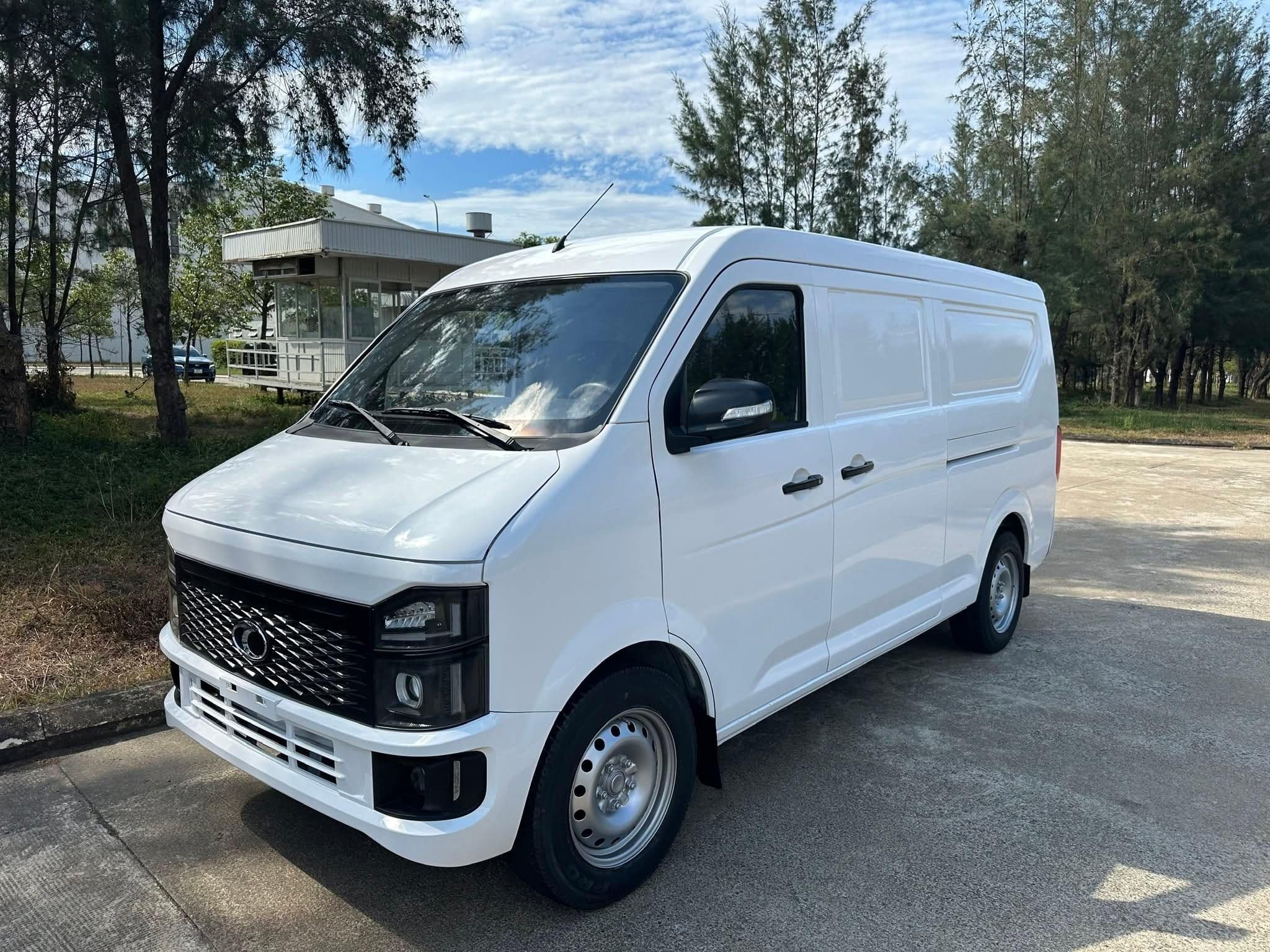 Cận cảnh xe tải van điện Towner E của Thaco  Auto