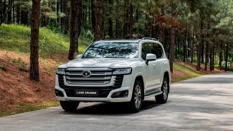 Toyota Land Cruiser 300 HEV ra mắt tại Việt Nam, lăn bánh gần 5 tỷ