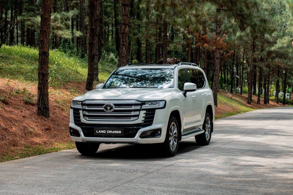 Toyota Land Cruiser 300 HEV ra mắt tại Việt Nam, lăn bánh gần 5 tỷ