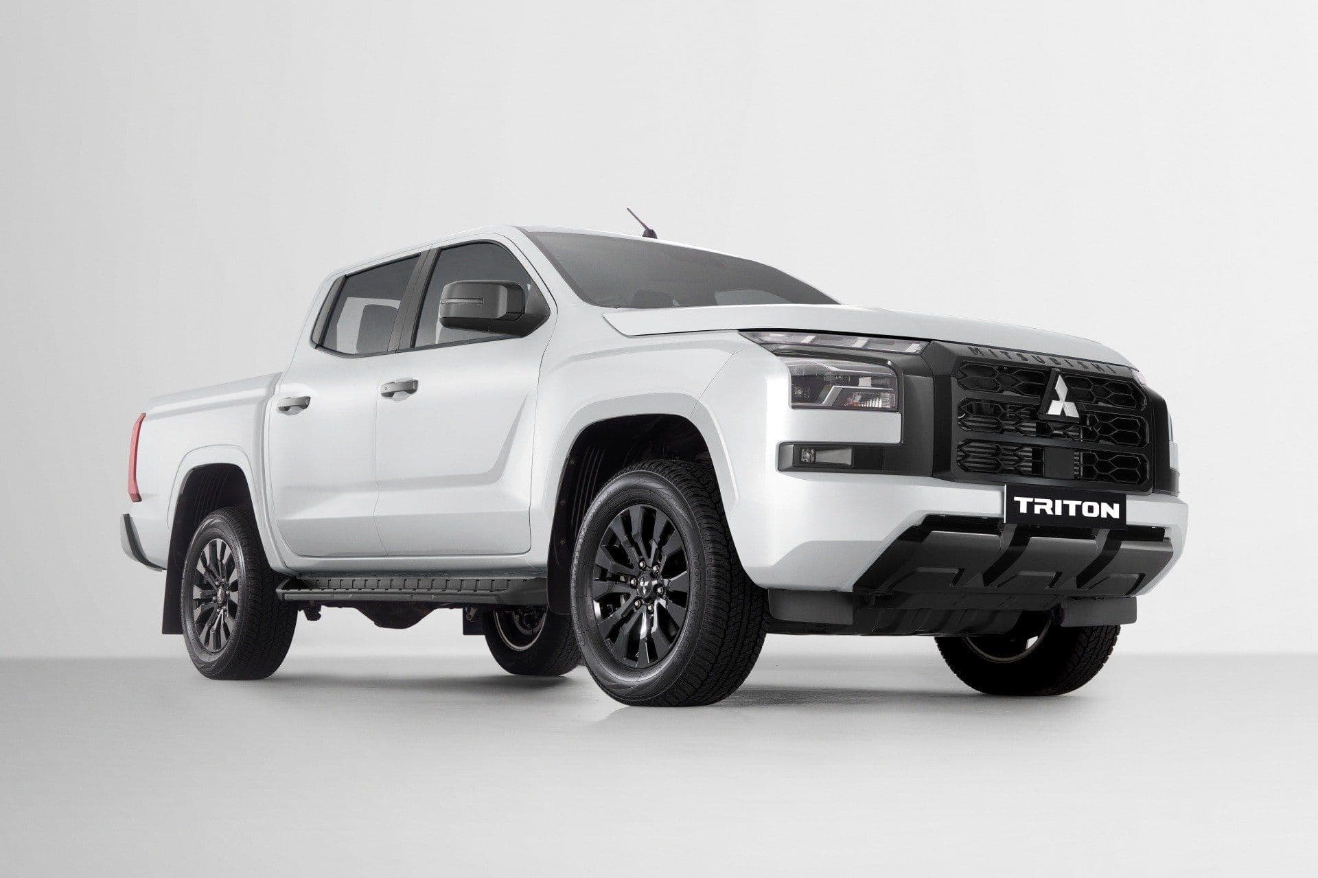 Mitsubishi Triton có thêm bản 4WD AT Premium tại Việt Nam: Giá 782 triệu đồng, quyết đấu Ford Ranger XLS 4x4