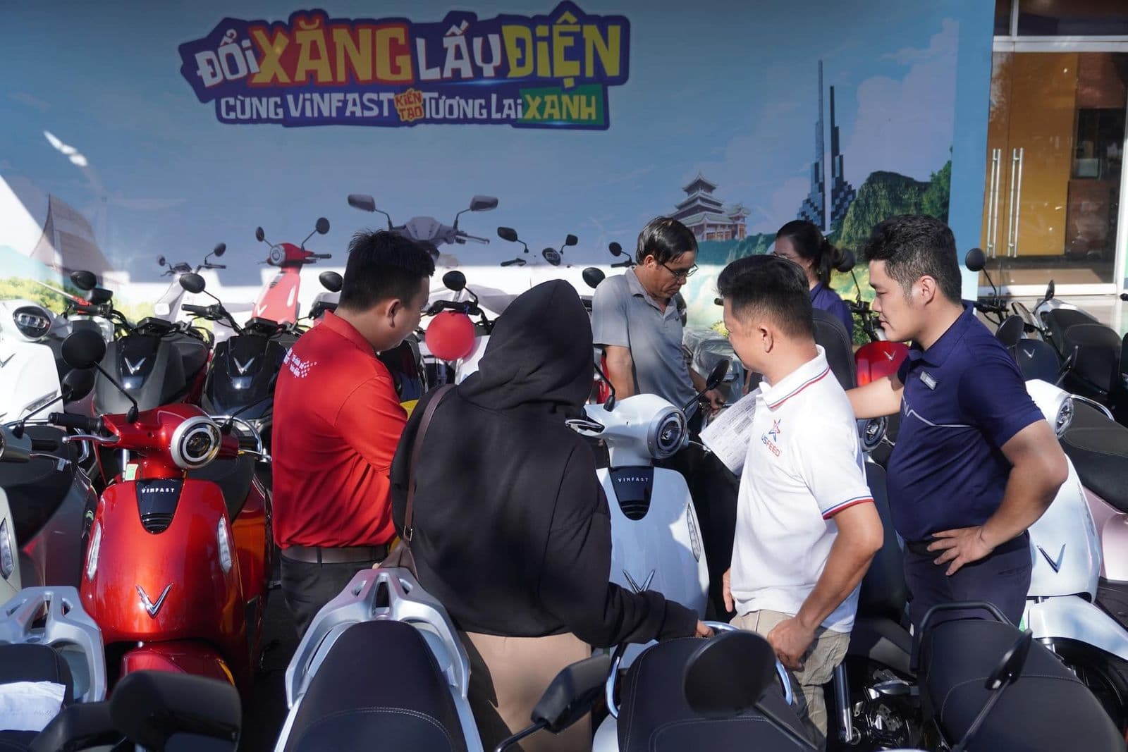 Ngày hội “Đổi xăng lấy điện” hút khách miền Tây