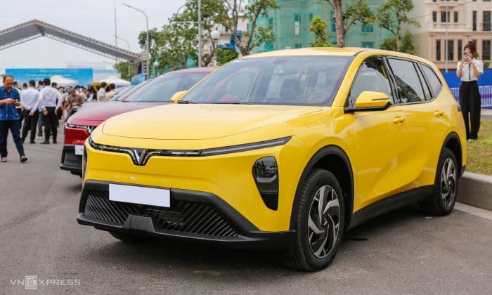 VinFast Limo Green 2025