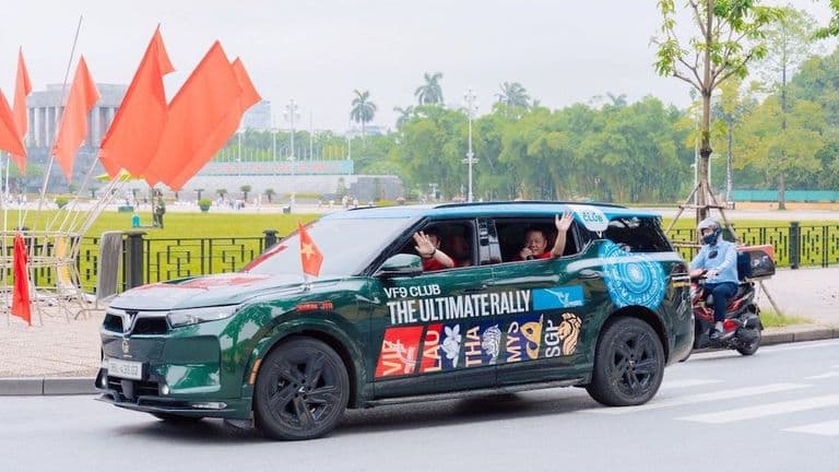 Chủ xe VinFast VF9: 'Không có lý do gì bỏ tiền gấp 4-5 lần mua xe xăng'
