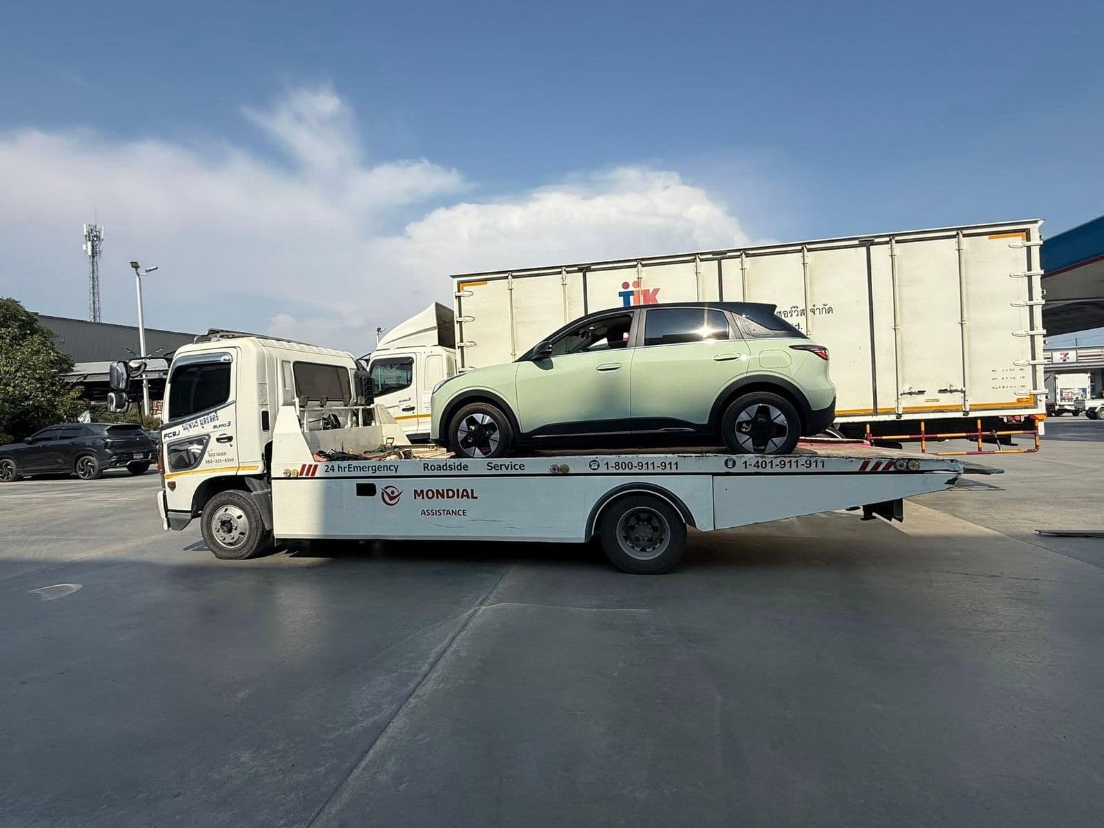 Geely EX2 'bục' két nước vì đá văng, rủi ro từ thiết kế lạ?