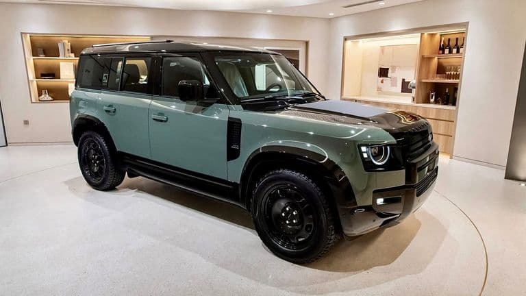 Land Rover Defender Trophy có giá niêm yết 7,5 tỷ đồng tại Việt Nam