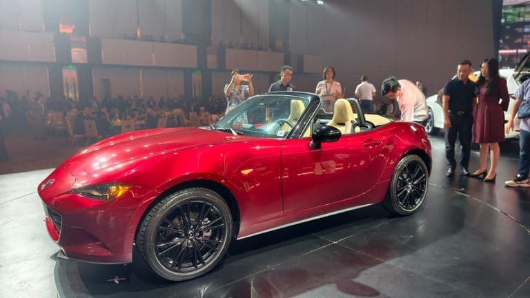 Mazda MX-5 gây bất ngờ với giá bán chỉ từ 1,339 tỷ đồng