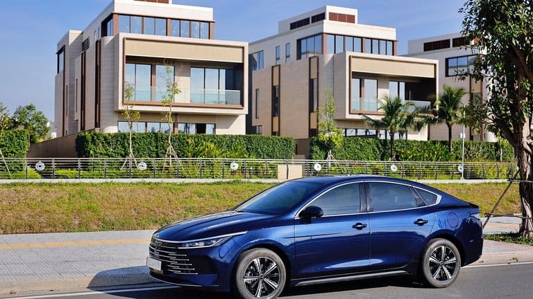 BYD Seal 5 - sedan lái giống điện, tiện như xăng