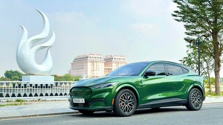 Ford Mustang giảm tiếp 100 triệu tại Việt Nam, còn 1,599 tỷ đồng