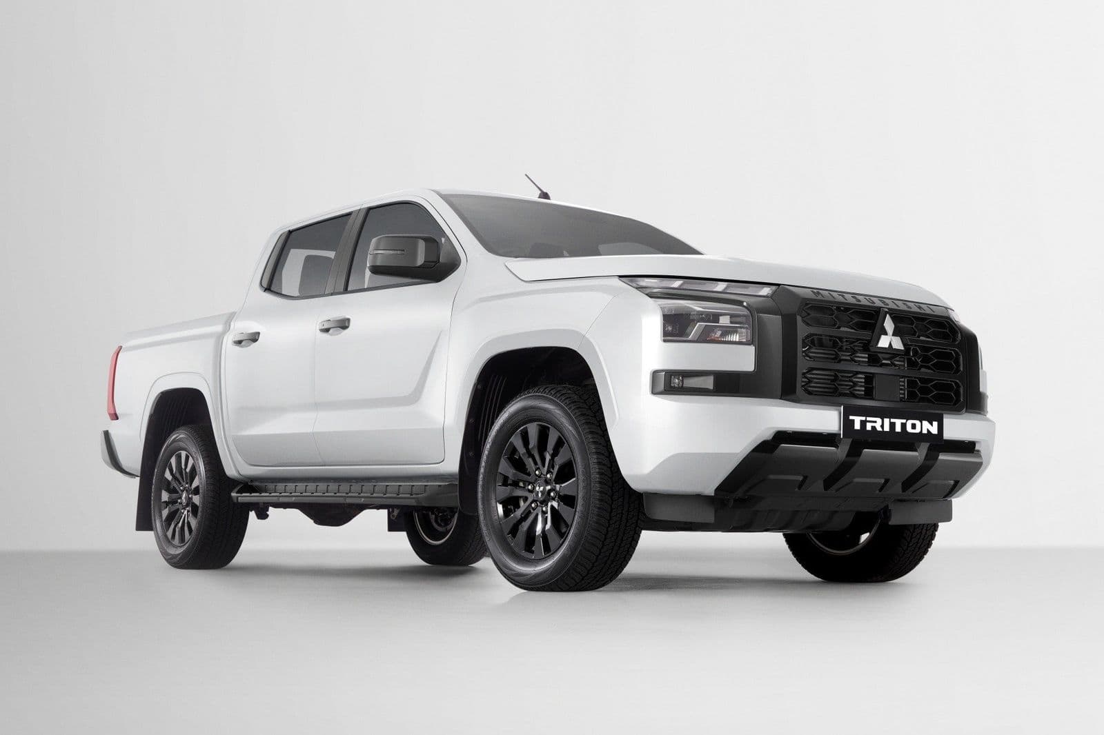 Mitsubishi Triton có thêm bản 4WD AT Premium tại Việt Nam: Giá 782 triệu đồng, quyết đấu Ford Ranger XLS 4x4