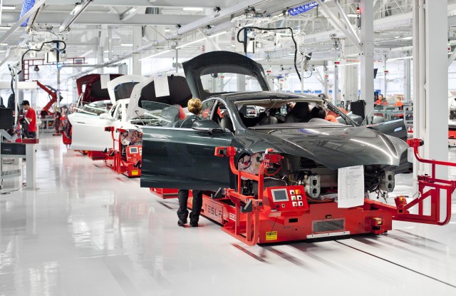 tesla-model-s-undergoing-assembly_100393601_m