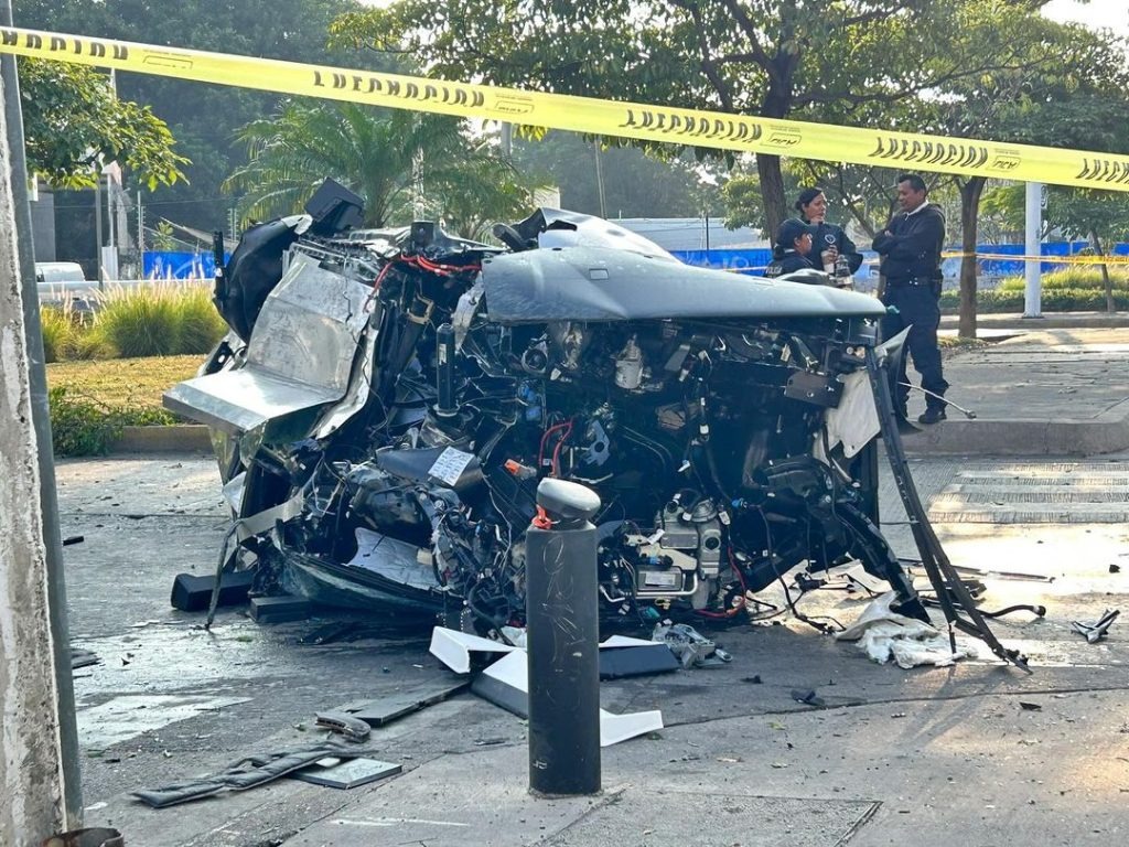 crashed-tesla-cybertruck-in-mexi