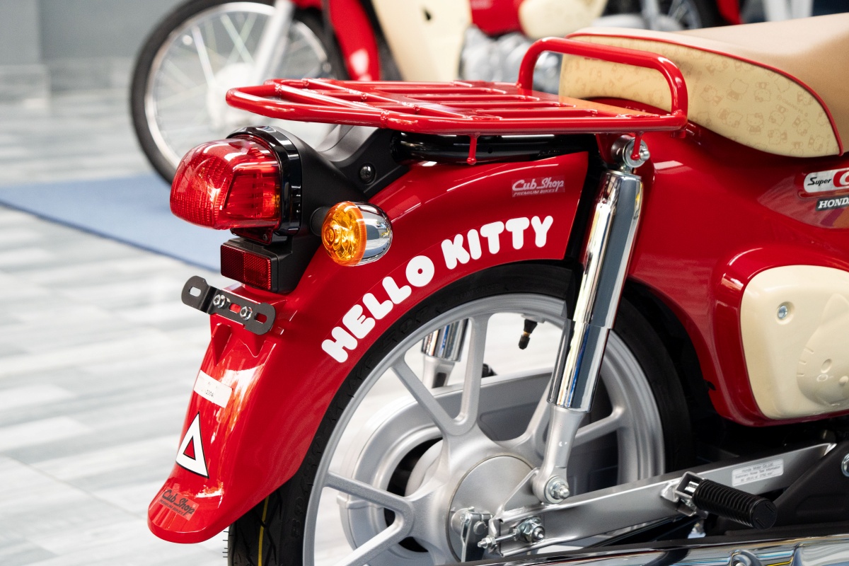 autoblog-honda-super-cub-hellokitty-02