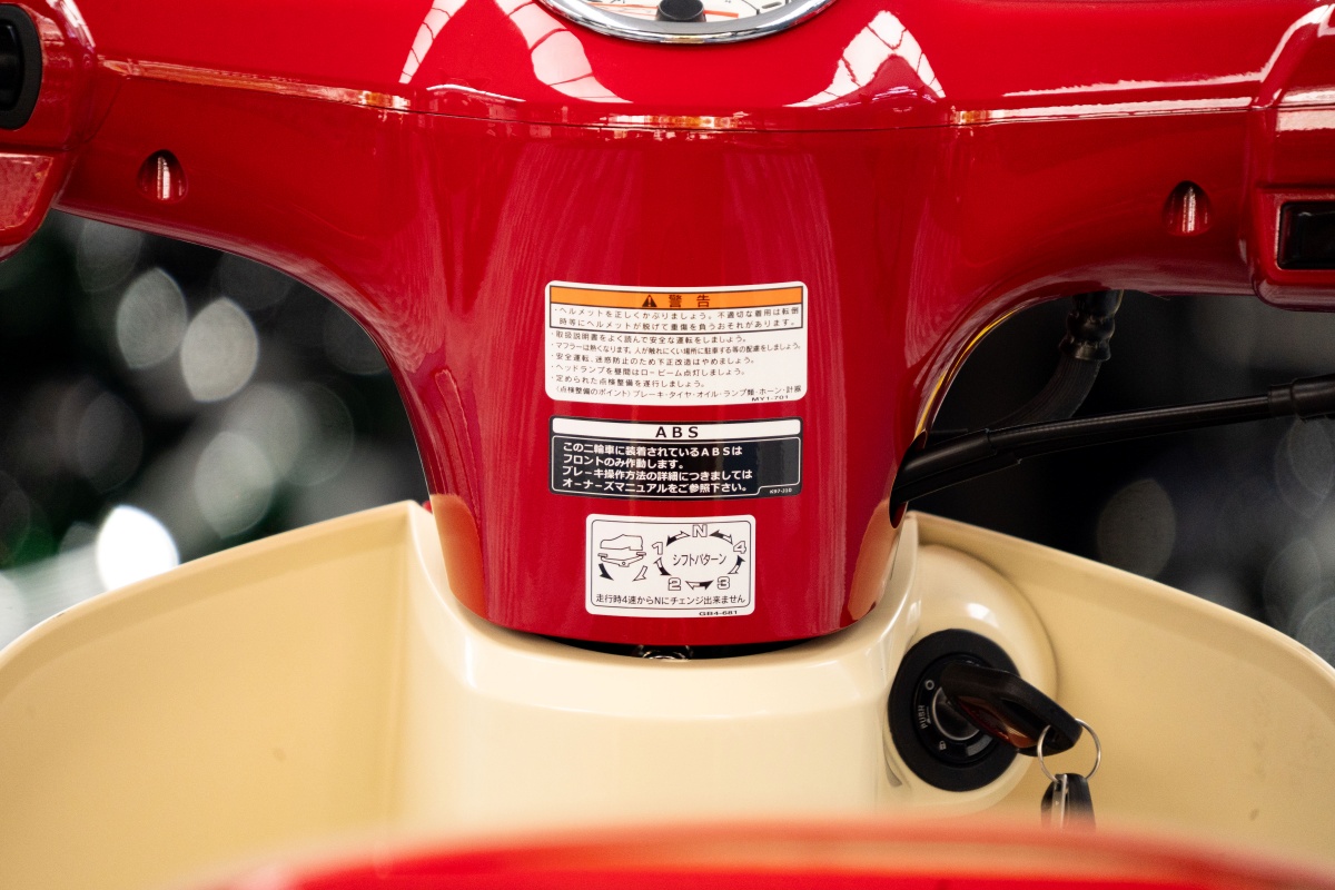autoblog-honda-super-cub-hellokitty-04