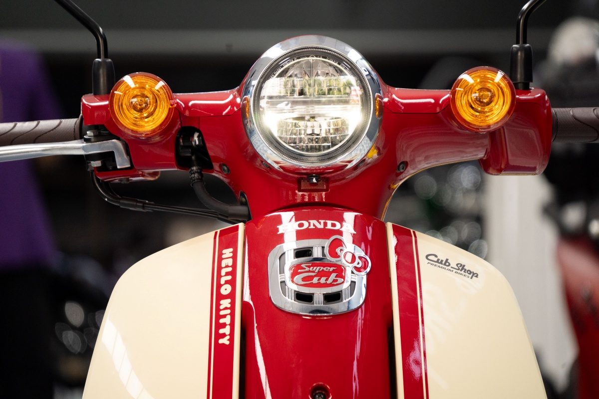 autoblog-honda-super-cub-hellokitty-07
