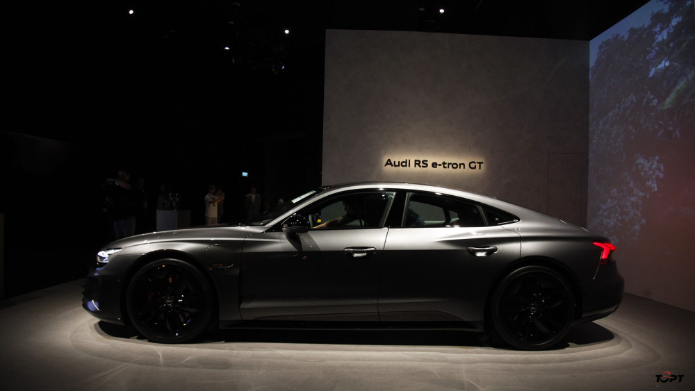 Audi RS e-tron GT là một trong những mẫu xe đáng chú ý xuất hiện tại sự kiện House of Progressive vừa diễn ra ở Singapore. Mẫu xe này dự kiến về Việt Nam giữa tháng này. Tháng 7/2022, hãng xe Đức đã giới thiệu e-tron GT và RS e-tron GT tại Việt Nam v