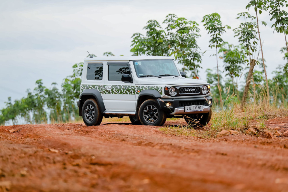 Chị Hiền (TP.HCM), tay lái nữ của đại gia đình Jimny chia sẻ:“Lần đầu tiên nhìn thấy Jimny, tôi đã  biết đây chính là chiếc xe dành cho mình. Không chỉ bởi thiết kế mạnh mẽ, mà còn bởi tinh thần  tự do mà nó mang lại.