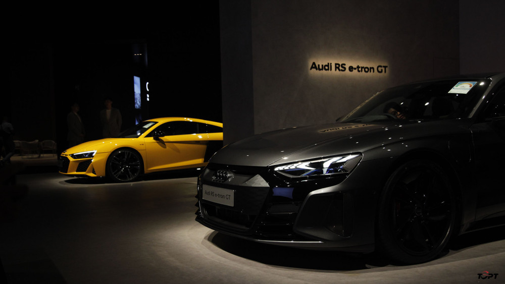 Sự khác biệt lớn nhất giữa bản RS và bản tiêu chuẩn là sức mạnh động cơ và khả năng vận hành. Audi RS e-tron GT trang bị hai mô-tơ điện (đặt ở cầu trước và cầu sau), cho tổng công suất 590 mã lực và mô-men xoắn 830 Nm, tăng tốc 0-100 km/h trong 3,3 g